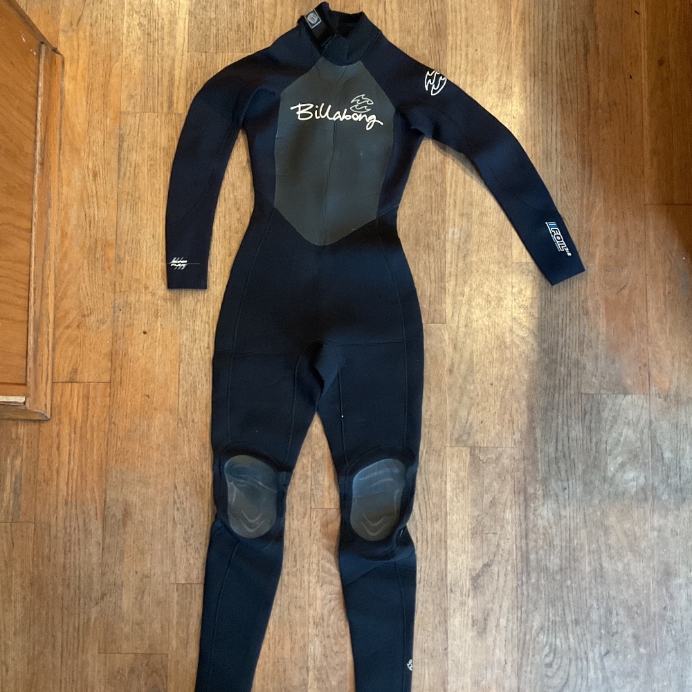 KIDS BILLABONG BLACK WETSUIT $25